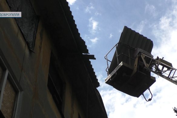 У Добропіллі ремонтують пошкоджені обстрілами крівлі багатоповерхівок