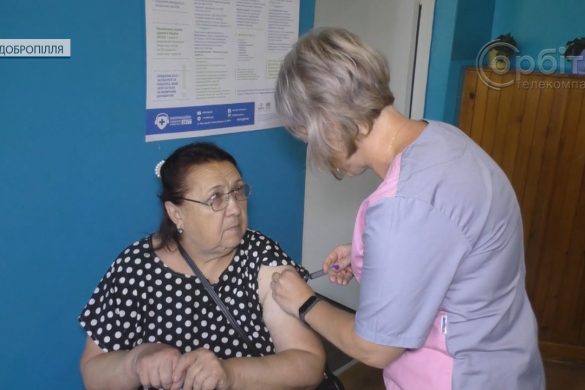 Препаратів достатньо, але є протипоказання. У Добропіллі поновили вакцинацію від COVID-19