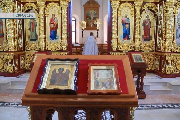 Яблука, мед і молитви за мир. У Покровську віряни відзначають Преображення Господнє