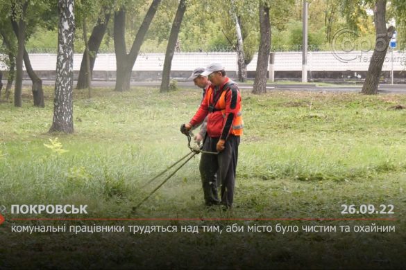 Комунальні працівники трудяться над тим, аби місто було чистим та охайним