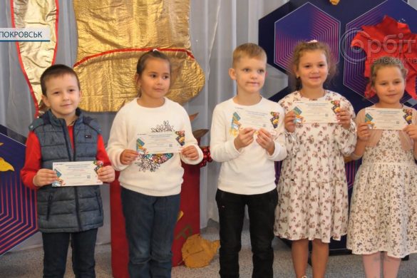 Сертифікати на канцтовари. Компанія Метінвест привітала своїх першокласників з початком навчального року