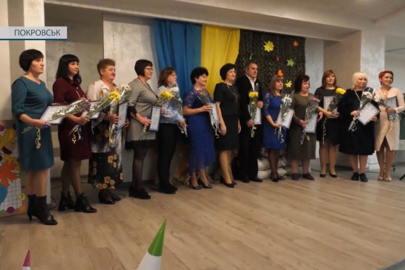 В урочистій обстановці з квітами та подяками у Покровську привітали працівників освіти