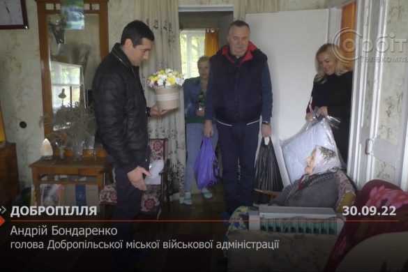 З нагоди Дня вчителя та Дня людей похилого віку керівник міської ВА Андрій Бондаренко відвідав 104-річну Олександру Мамонову