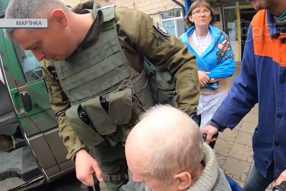 «Білі янголи» рятують життя. Поліцейські продовжують евакуацію мешканців небезпечних територій