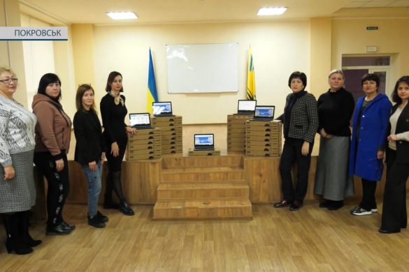 Педагоги Покровської громади отримали 30 ноутбуків. Їх роздадуть вчителям, що мають статус ВПО