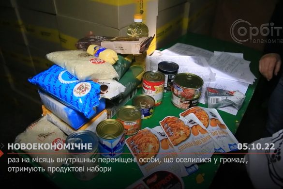 Раз на місяць внутрішньо переміщені особи, що оселилися у громаді, отримують продуктові набори