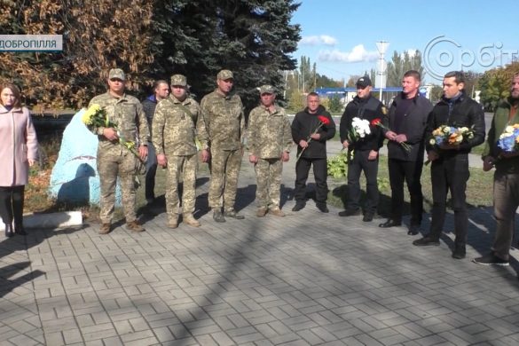 Хвилина мовчання та покладання квітів. У Добропіллі вшанували пам'ять полеглих захисників та захисниць України