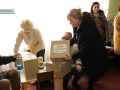 Переселенці з Бахмута, що тимчасово проживають у покровському шелтері, отримали продуктові набори від компанії «Метінвест»