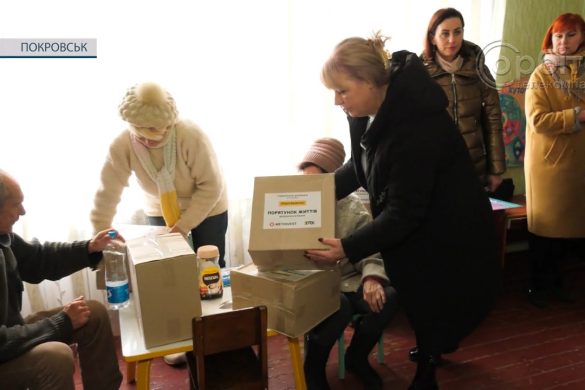 Переселенці з Бахмута, що тимчасово проживають у покровському шелтері, отримали продуктові набори від компанії «Метінвест»