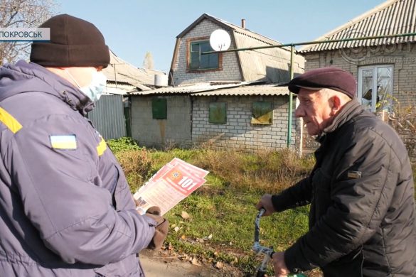 Обережність при використанні пічного опалення та електроприладів. Рятувальники навчають покровчан правилам пожежної безпеки у побуті