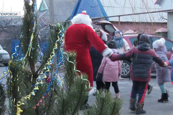 Активні жителі кварталу №9 організували для малечі новорічне свято