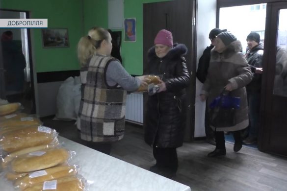 Раз на тиждень – у вівторок. У Добропіллі благодійники безоплатно роздають хліб