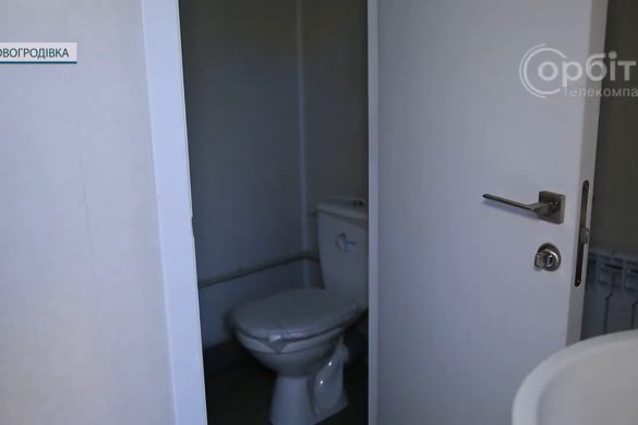 У центрі Новогродівки встановлюють сучасну громадську вбиральню