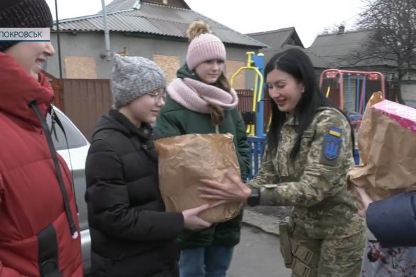 Керівники громади та тероборонівці привітали дітлахів з прийдешнім Різдвом