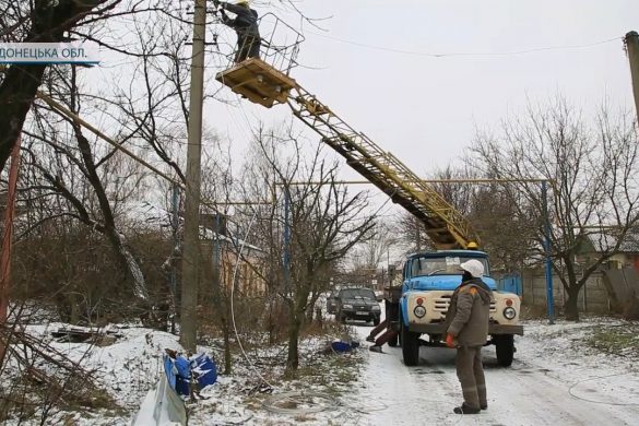 Донеччина. Життя на лінії фронту. Практично під обстрілами енергетики повертають світло у регіон