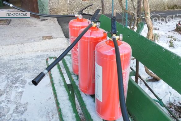 У найпростіші укриття Покровська розвозять вогнегасники