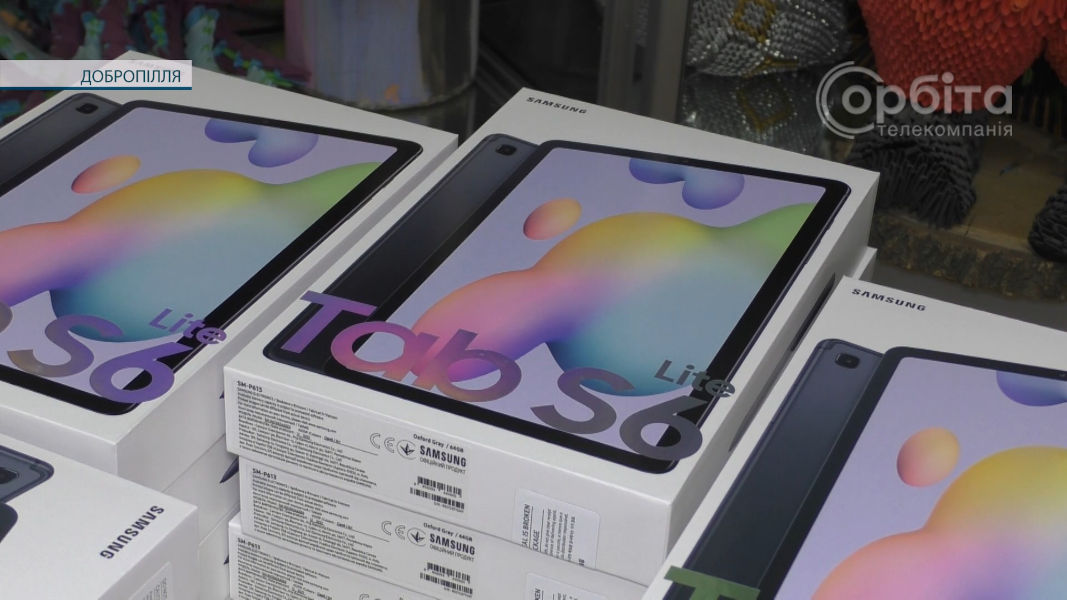 Щоб вчитись було легко! Соціально незахищені діти Добропільщини отримали сучасні планшети