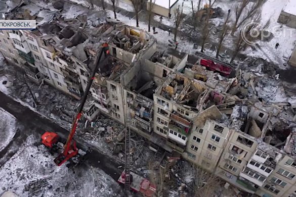 Провали від даху і до другого поверху: триває розбір будинку після обстрілу