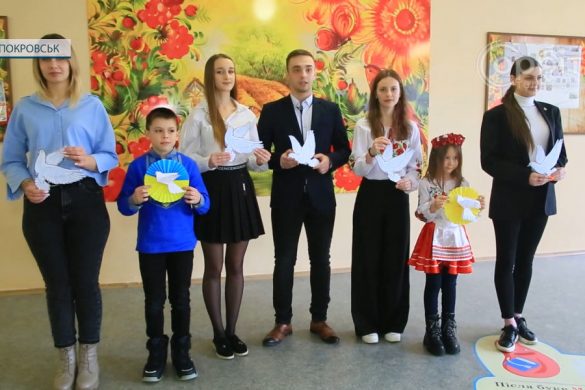 Голуб Миру і Перемоги. До Дня Єднання діти та військові провели флешмоб