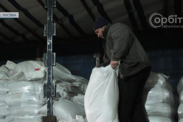 Мешканці Лисівського старостату отримали комбікорми для курчат бройлерів