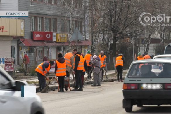 Працівники дільниці «Чисте місто» приводять до ладу покровські вулиці