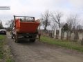 Підготовка до поминальних днів: покровські комунальники вивозять сміття з кладовища