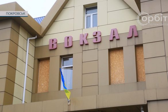 Їхнє життя – евакуація. Залізничний вокзал Покровська об’єднує людей