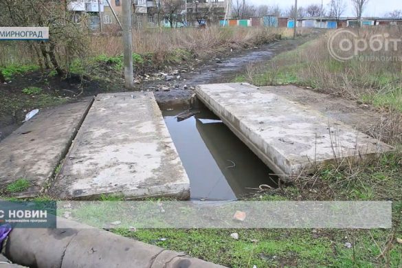 У заповненій водою ямі у Мирнограді ледь не потонула дитина