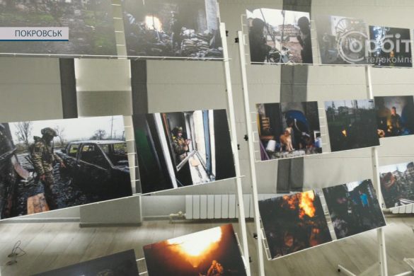 У Покровську презентували виставку «Соледар. Сіль. Війна»