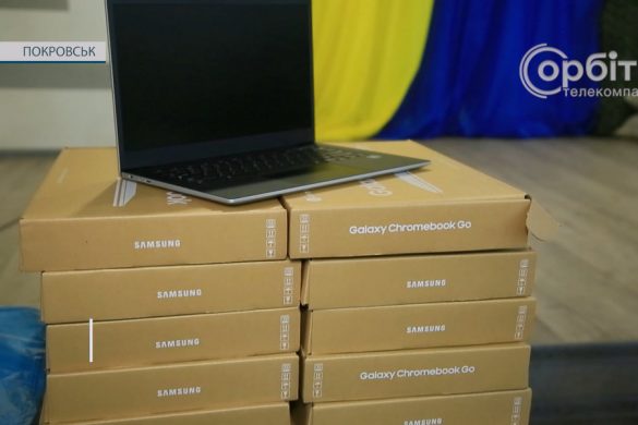 Сучасні гаджети – за успіхи у навчанні: покровські школярі отримали планшети та хромбуки