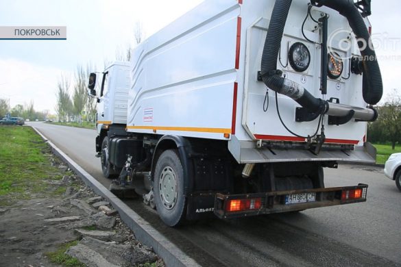 Весна у Покровську: покіс трави, підмітання доріг та підготовка до ремонту автошляхів