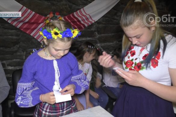 Червоні троянди на захист українських воїнів: добропільські діти вишили обереги