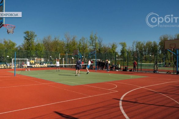 Новинка у спортивному житті громади. У Покровську стартував турнір з тенісболу