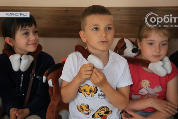 50 собак-обіймак отримали діти Мирнограда за проектом хібукі-терапії