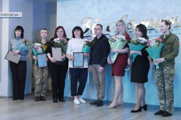 Квіти і грамоти. Із професійним святом привітали медичних сестер Покровської громади