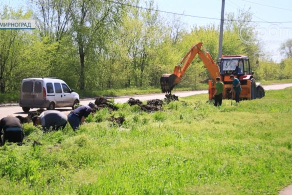У Мирнограді комунальники прочищають зливову систему у м-ні «Західний»