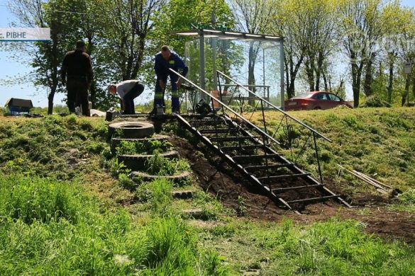 У селі Рівне приводять до ладу підхід до автобусної зупинки