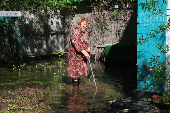 В Удачному намагаються вирішити проблему підтоплення, що виникло через засипану балку
