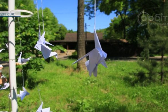 Алея паперових птахів. Школярі Родинського вшанували пам’ять загиблих дітей