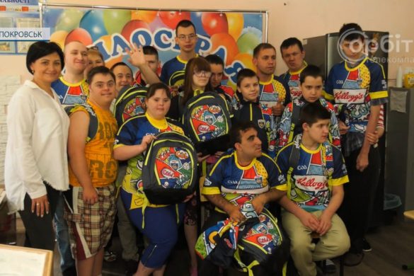 Місткі наплічники та яскраві футболки отримали вихованці центру «Милосердя”