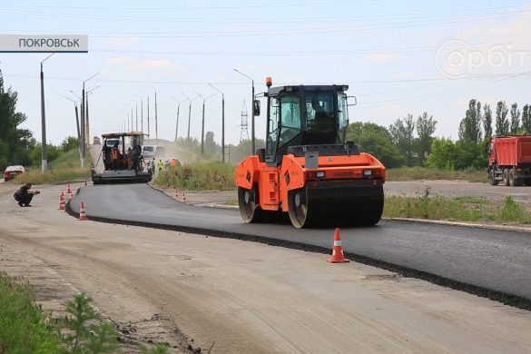 Почалось укладання асфальту на під'їзді до шляхопроводу станції «Нова»