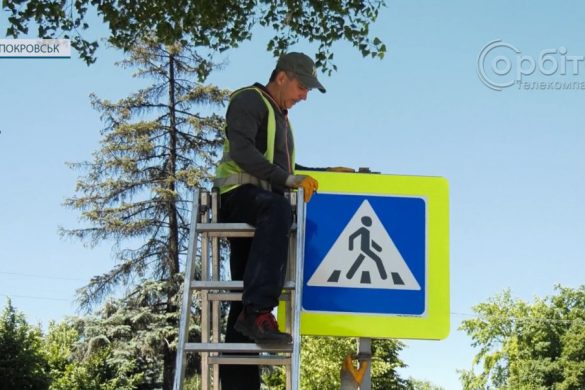 У Покровську комунальники почали заміну дорожніх знаків та оновлення розмітки