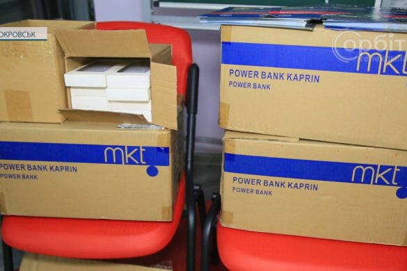 1 багатодітна родина – 1 power-банк. У Покровську роздали зарядні пристрої