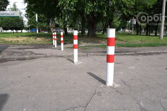 У Покровську встановили антипаркувальні півсфери та обмежувальні стовпчики