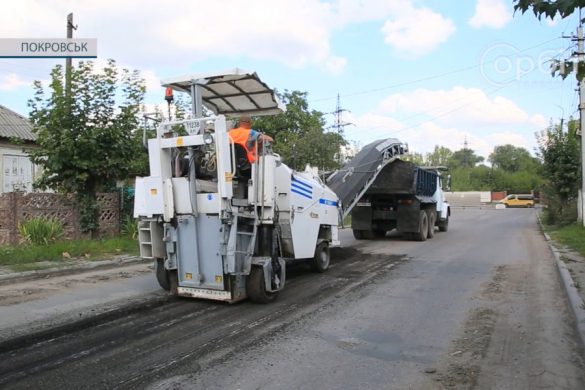 Виконання робіт з мінімальними незручностями для водіїв: у Покровську ремонтують дороги