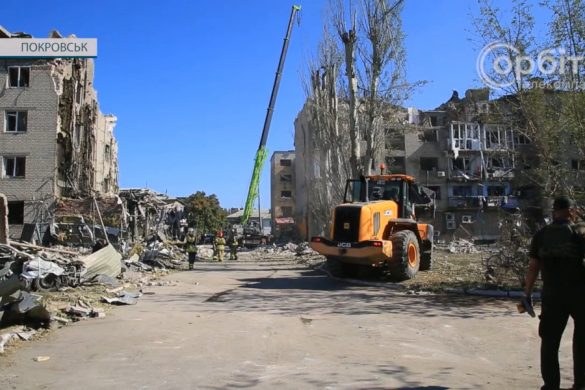 Постраждалим допомагають всі служби. У Покровську ліквідовують наслідки подвійного обстрілу