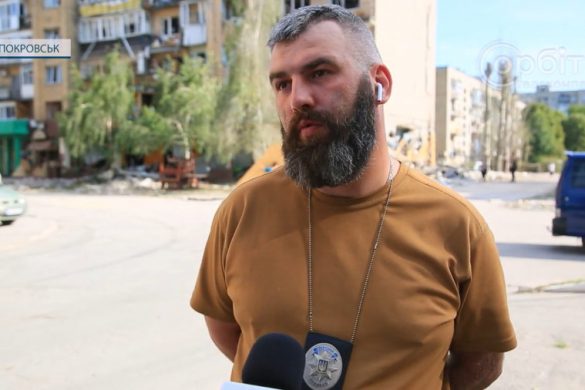 На місці прильоту з перших хвилин. Поліцейські стежать за порядком і допомагають пораненим колегам