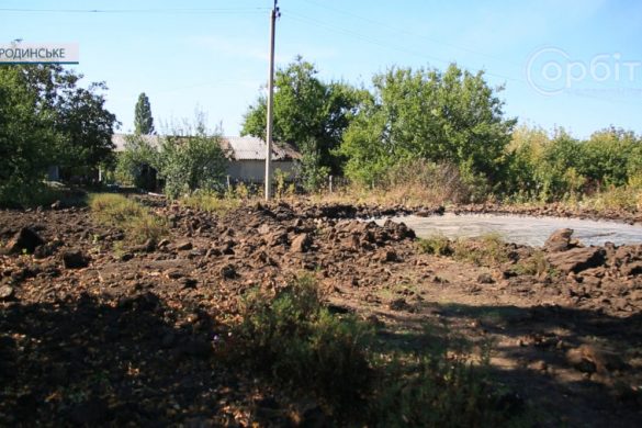 Пошкоджені приватні будинки та комунальні мережі. Родинське зазнало ракетного обстрілу