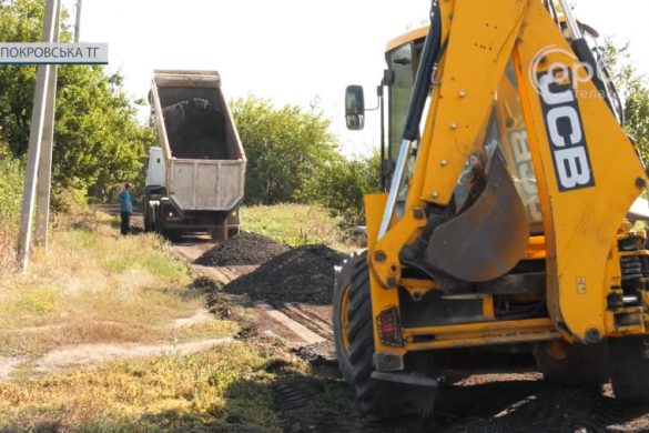 У Піщанському СО почали відсипати дороги асфальтною крихтою