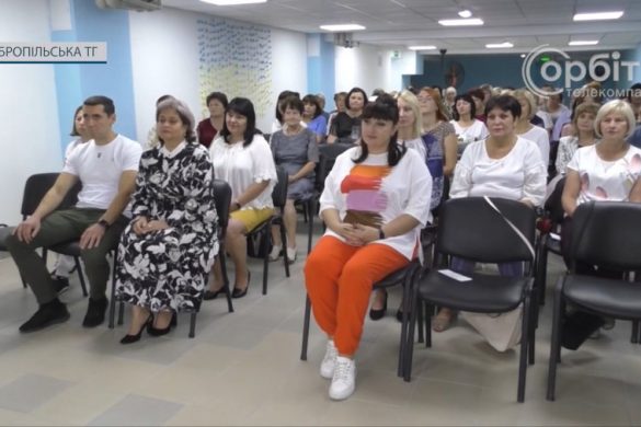 Виставка, дискусія та нагородження: вчителі Добропільщини відзначили професійне свято